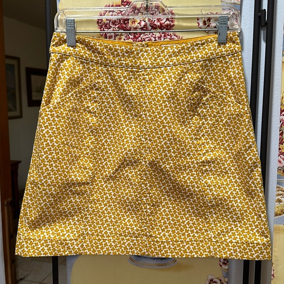 LAST WEEK!  GOES TO CHARITY NEXT WEEK. Daisy Print Casual Boden Mini Skirt - Picture 1 of 6